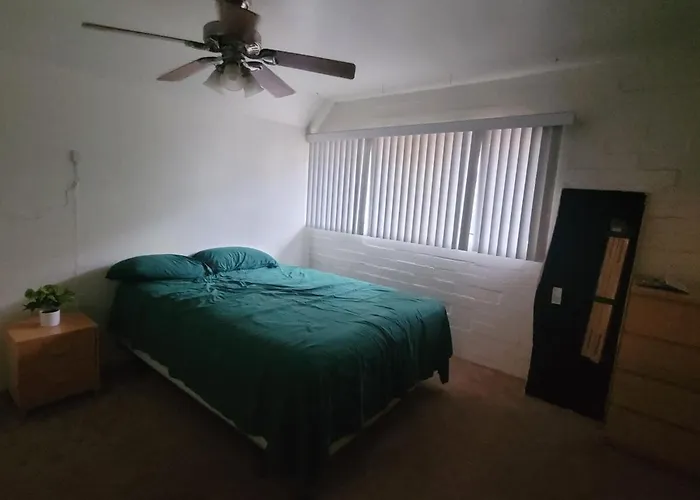 Resort-style With Pool, Balcony, Walk To U Of A Apartamento
