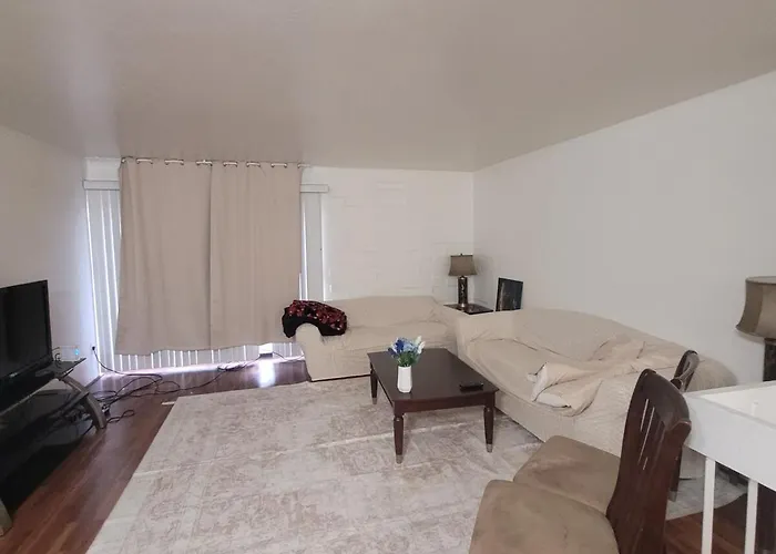 Resort-style With Pool, Balcony, Walk To U Of A *