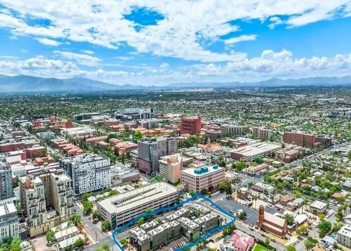 Resort-style With Pool, Balcony, Walk To U Of A Apartamento Tucson