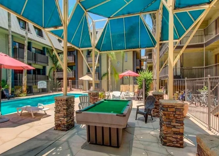 Resort-style With Pool, Balcony, Walk To U Of A *