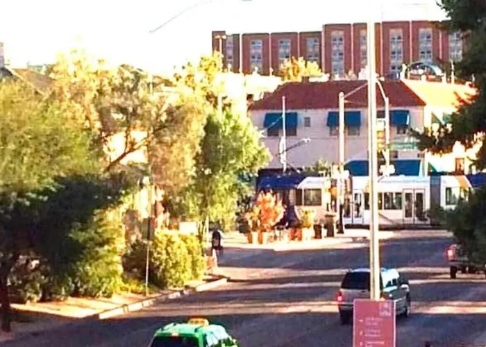 Resort-style With Pool, Balcony, Walk To U Of A Apartamento